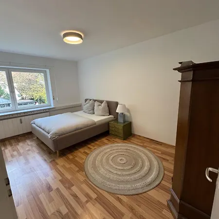 Quiet Family - 10 Min To Center & Oktoberfest - Free Parking - Balcony - Near Nymphenburg Palace & Botanical Garden Appartamento *