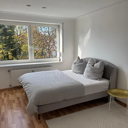 Quiet Family - 10 Min To Center & Oktoberfest - Free Parking - Balcony - Near Nymphenburg Palace & Botanical Garden Appartamento